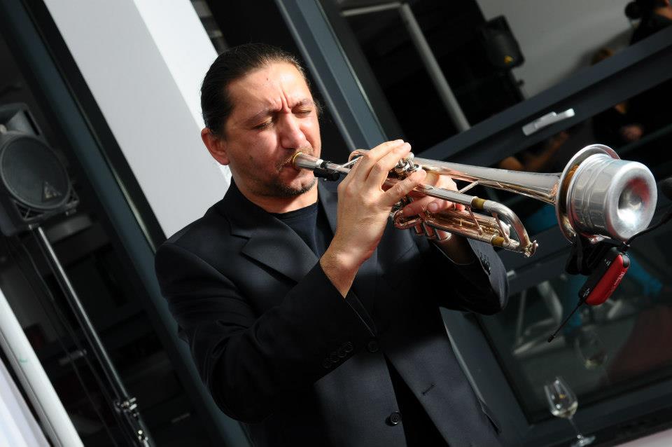 Trompetistul Emil Bizga sufera ca nu ii poate aprinde Marilenei o lumanare la mormant, ea fiind inhumata in America