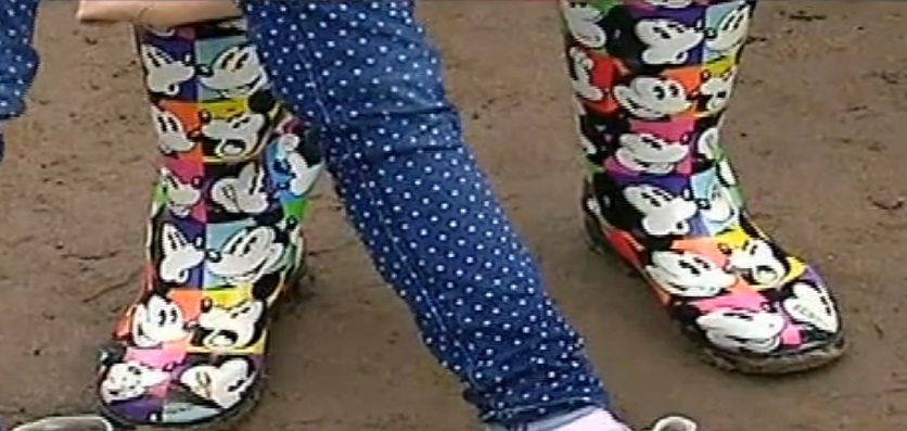 Irinel Columbeanu a incaltat o pereche de cizme cu Mickey Mouse