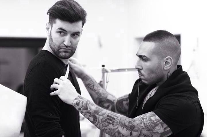 Alex Velea si Smiley s-au filmat intr-un atelier de croitorie