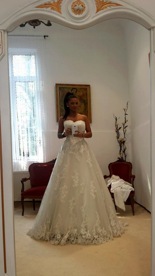 Roxana nu tine foarte mult sa imbrace rochia de mireasa