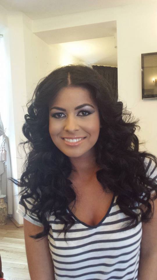 Asa arata Andreea, dupa ce a fost machiata si coafata