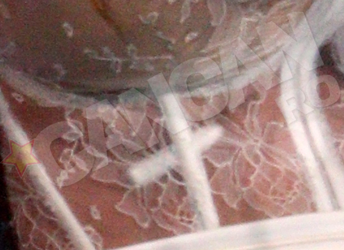 Absorbantul a alunecat, devenind vizibil prin vestimentatia transparenta