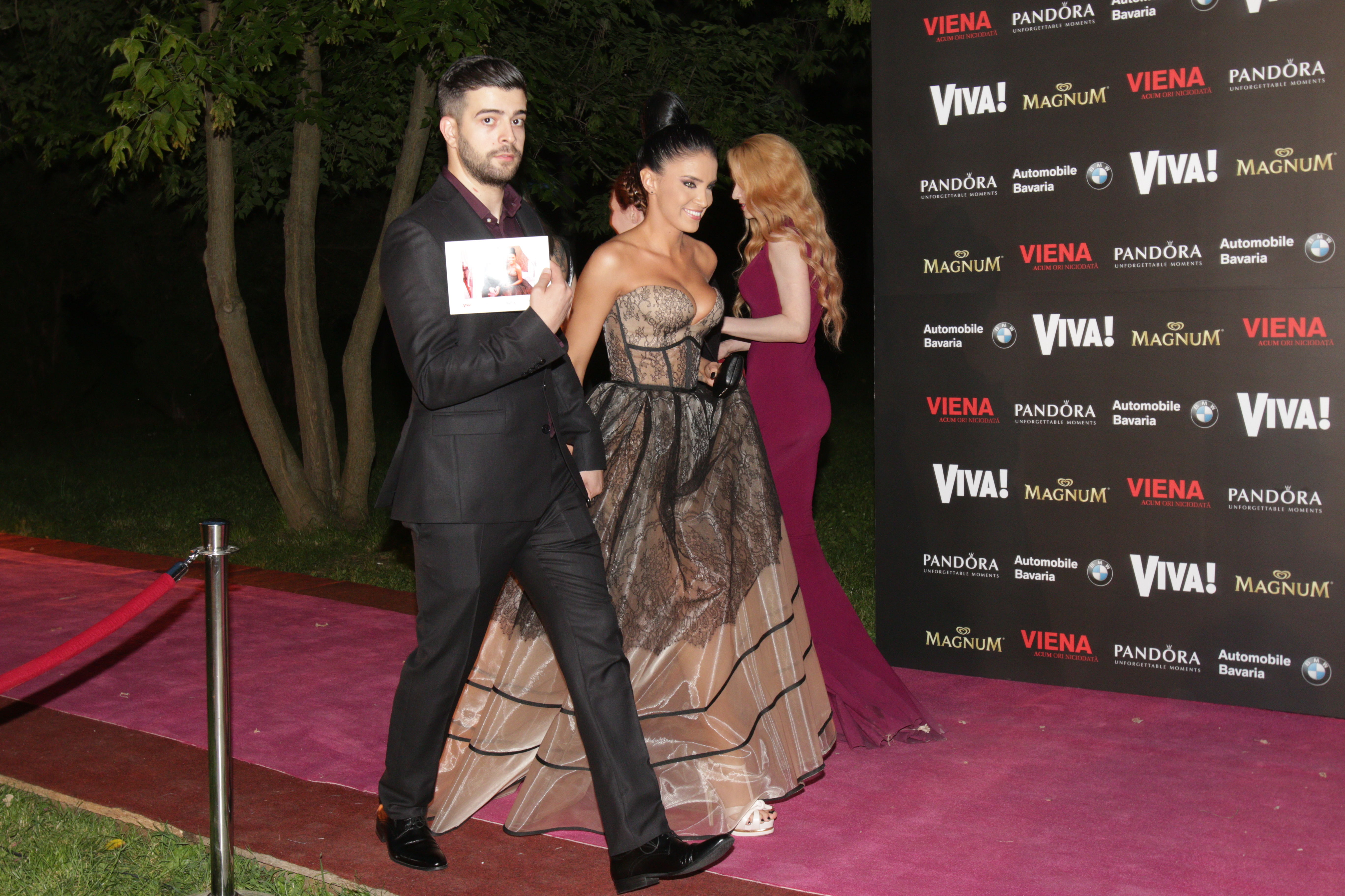 Adelina si Speak s-au asortat perfect pe covorul rosu