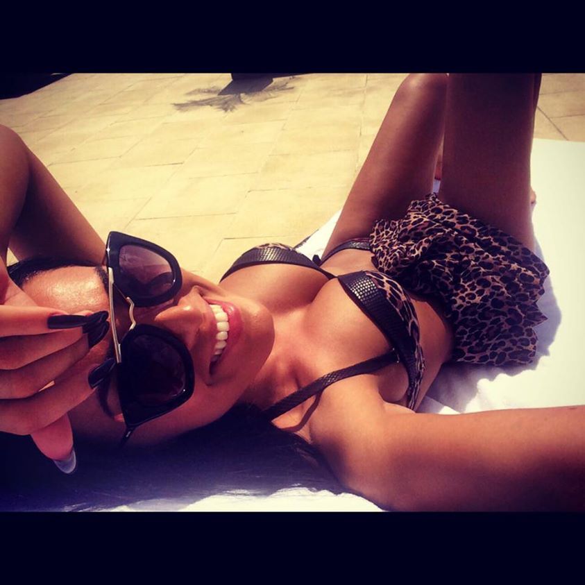 Adelina si-a facut un selfie prin care si-a scos in evidenta bustul