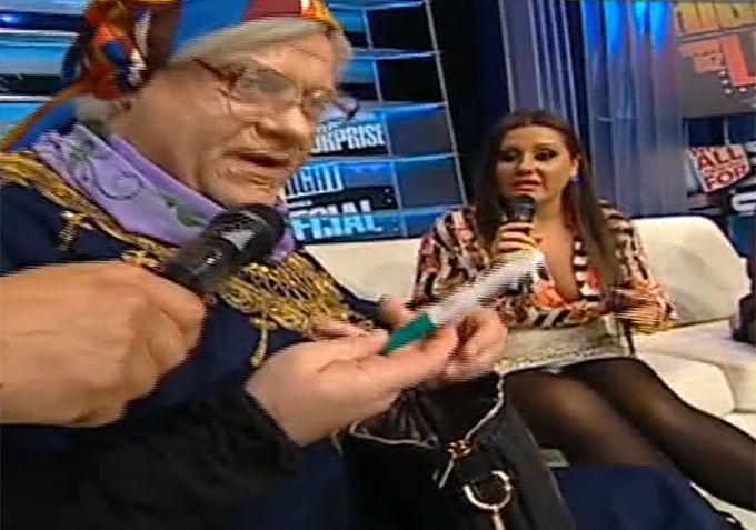 Vecina a venit in platoul unei emisiuni si a inceput sa scoata lucrurile din geanta pe care declara ca a gasit-o