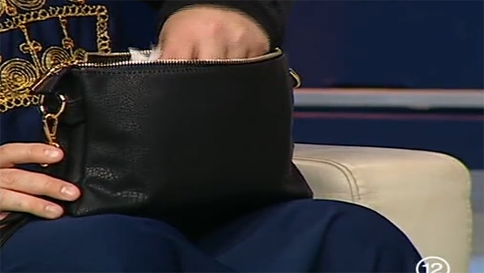 Vecina a inceput sa scoata din geanta lucrurile Biancai