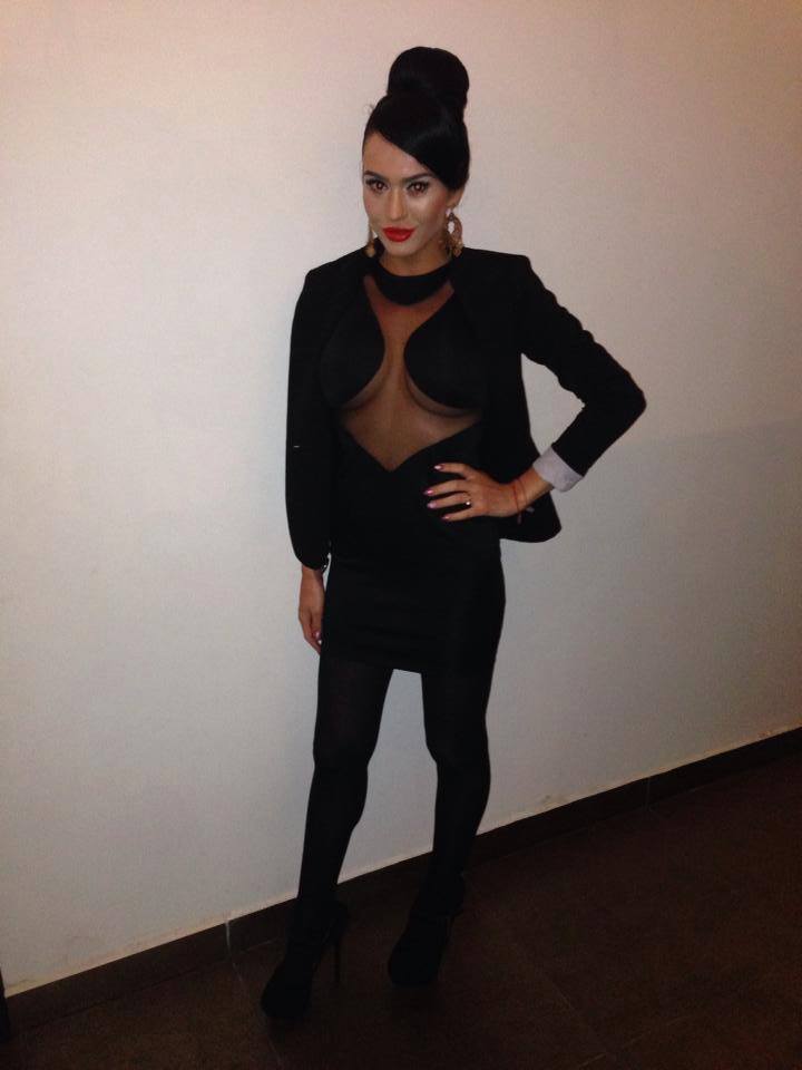 Bustul tinerei a fost acoperit doar de doua