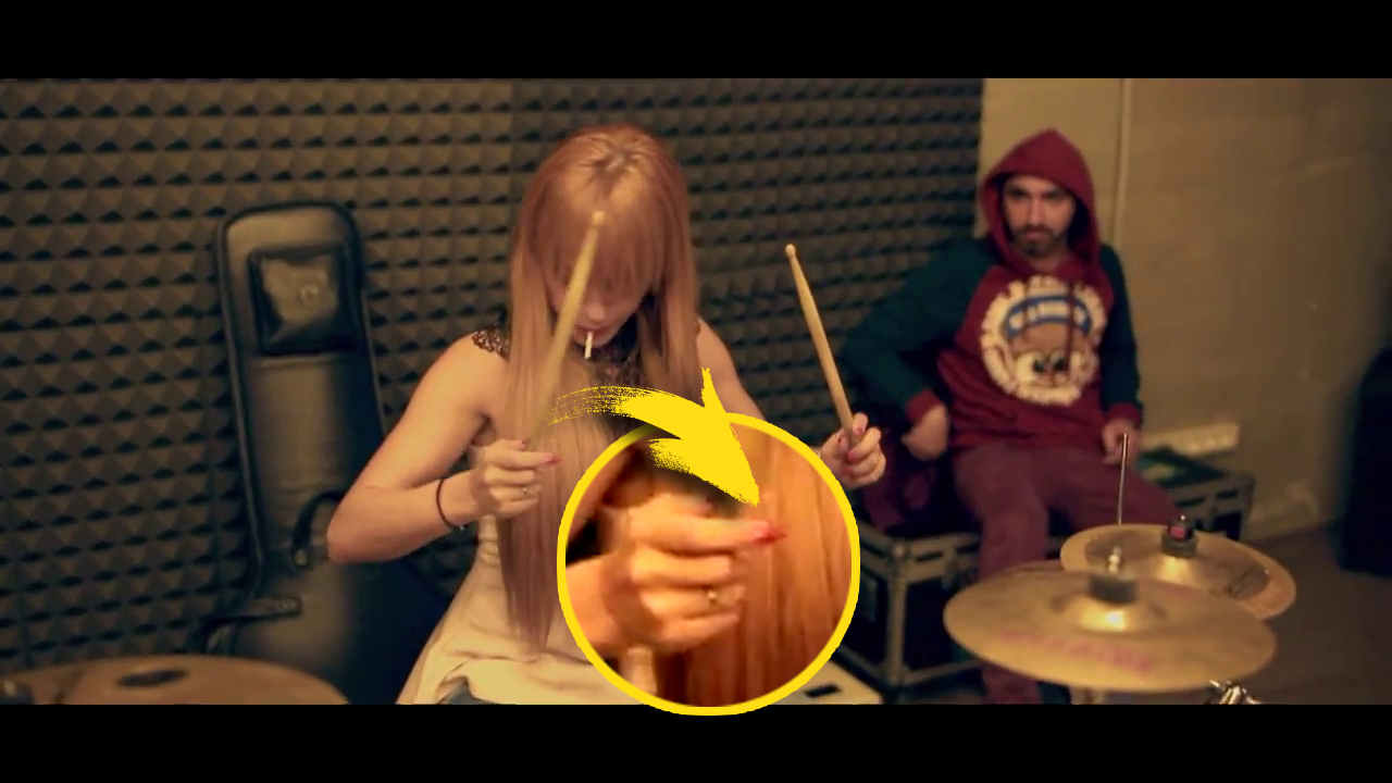 Cantareata poarta un inel pe deget si are unghiile date cu oja roz