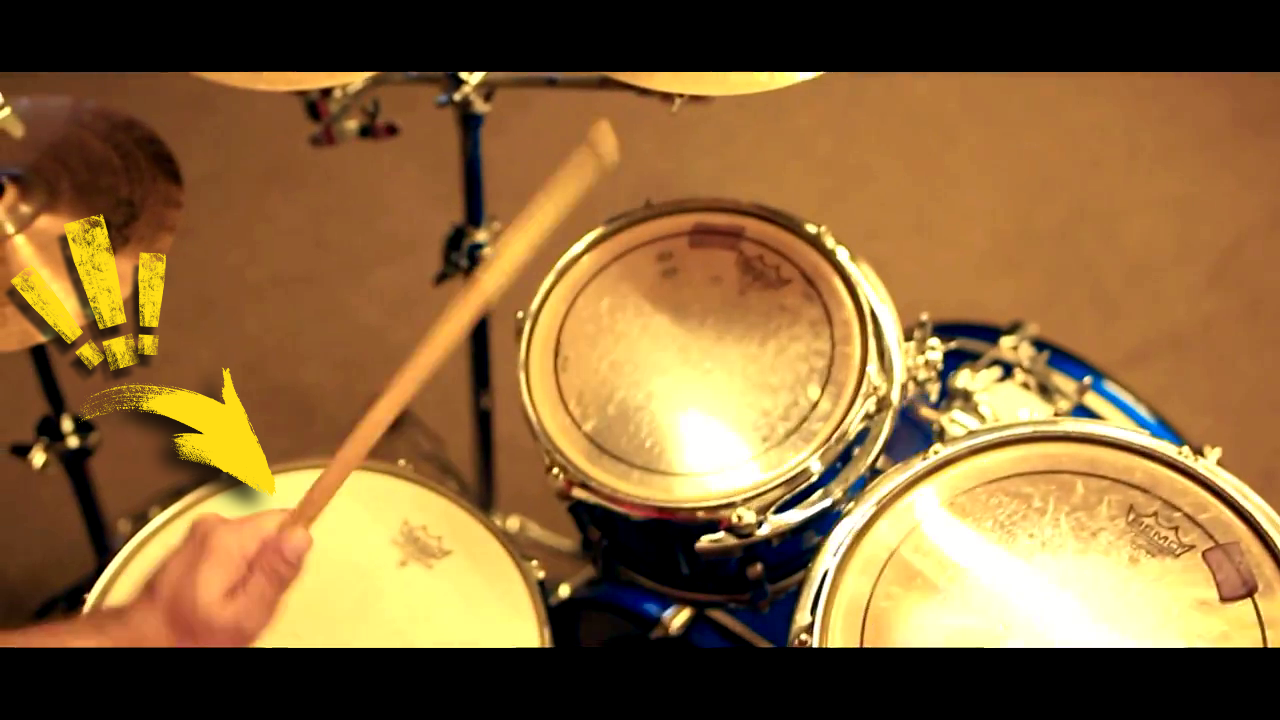 In momentul cand bate la tobe se vede clar ca este mana unui barbat