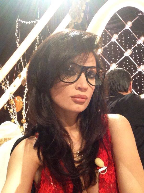 Nicoleta si-a deschis culoarea parului si si-a pus ochelari