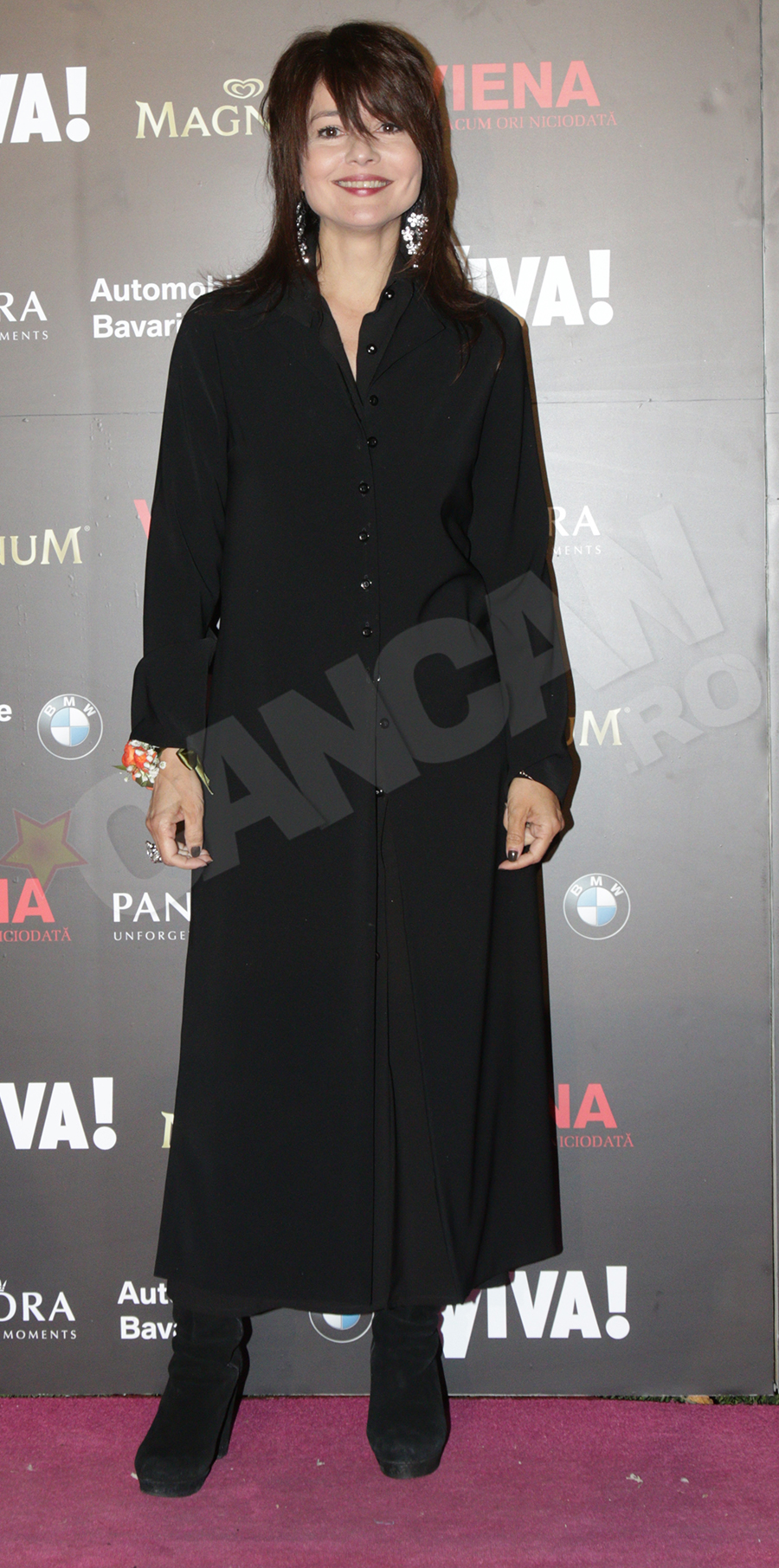 Oana Sarbu si-a facut aparitia la petrecerea Viva intr-o tinuta total nepotrivita