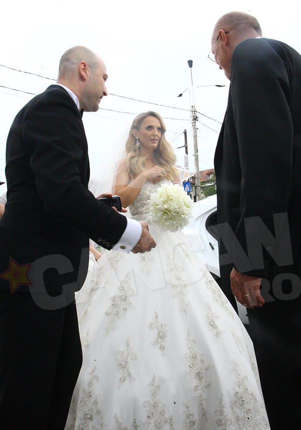 Mireasa a fost admirata de toti cei prezenti la eveniment