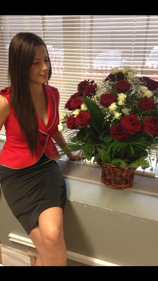 Torje isi alinta fosta iubita cu flori