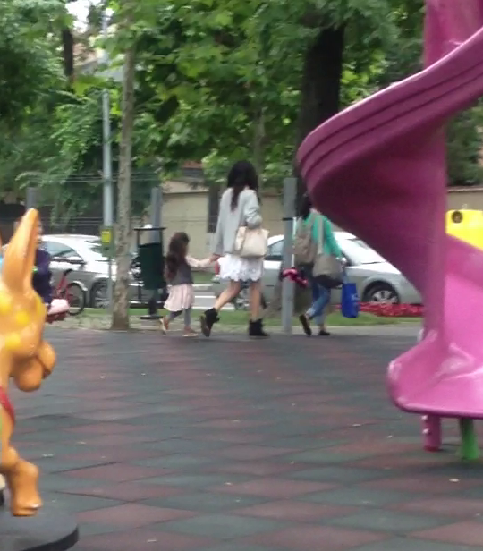 Maria sta in cea mai mare parte a timpului alaturi de mama ei