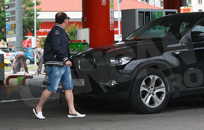 Atunci cand a iesit din benzinarie, unde a achitat motorina, Tociu nu a parut deloc incantat