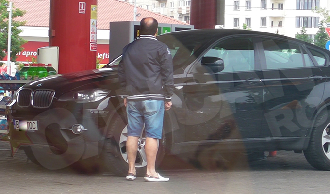 Inainte de a se urca la volan, Tociu s-a uitat descumpanit catre pompa, venindu-i greu sa creada cat de scumpa e viata de sofer