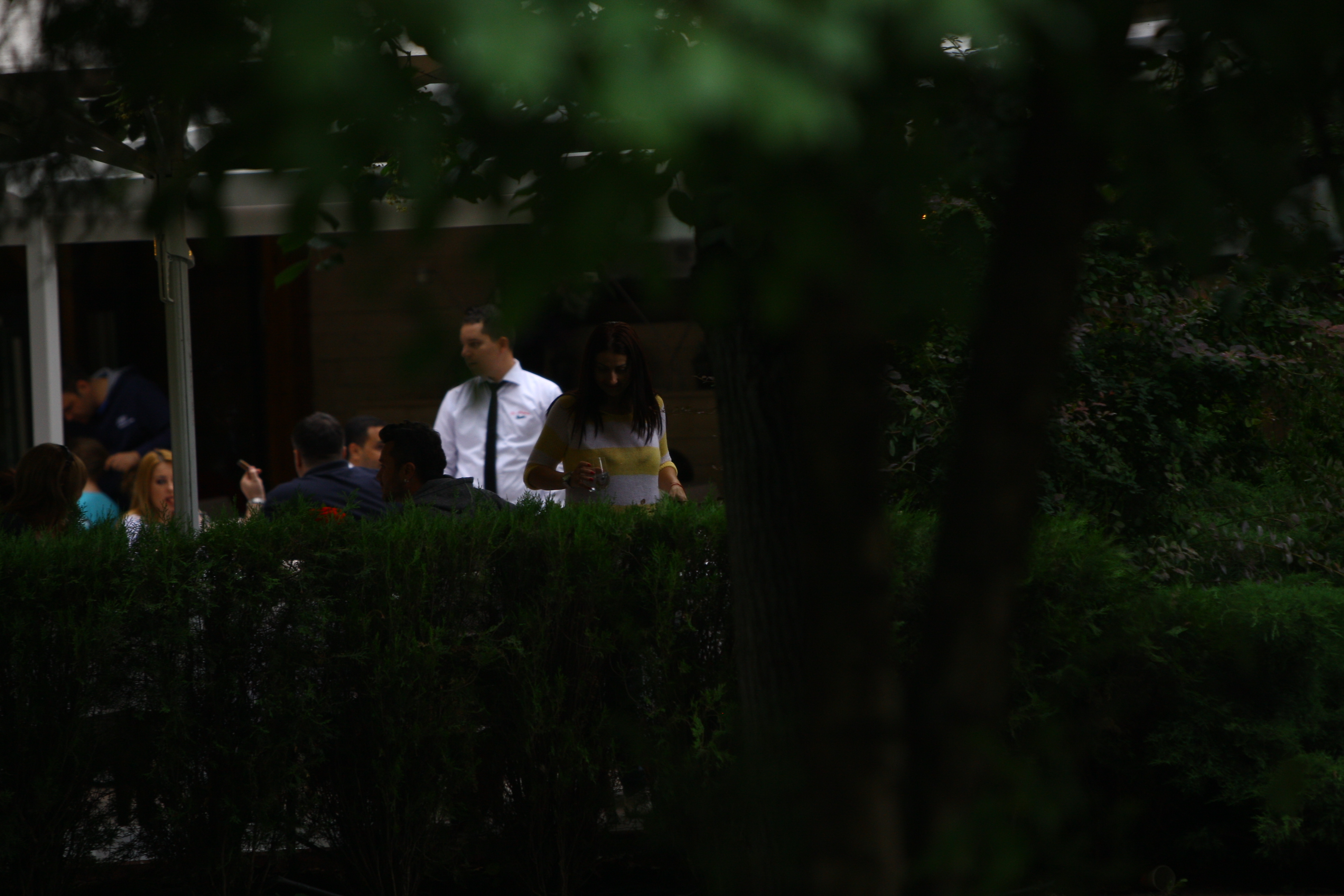 Gabi a iesit la o terasa alaturi de cateva prietene si de Tavi