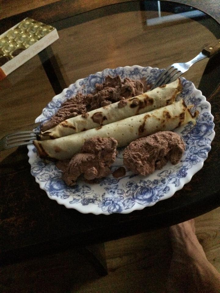 Fata lui Minune s-a trezit cu noaptea in cap sa ii faca clatite iubitului ei