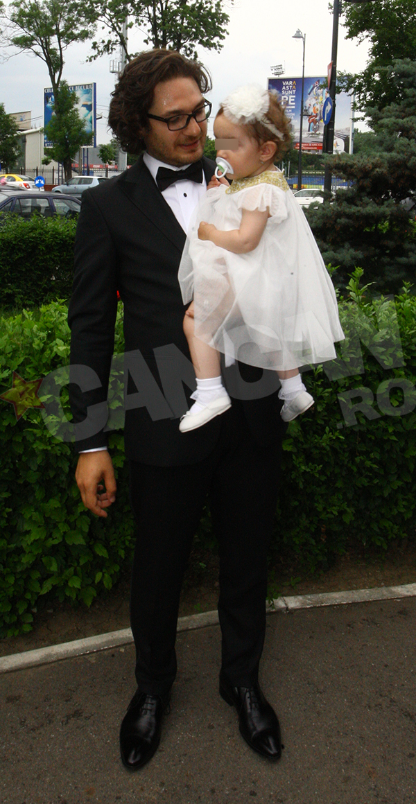 Micuta Ava Elisabeta a stat in permanenta in bratele tatalui ei