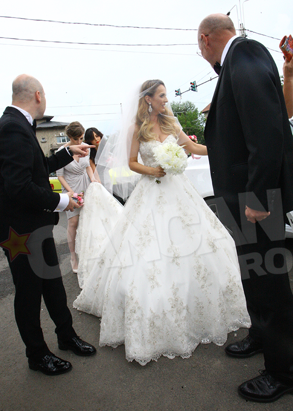 Cristina a imbracat o rochie alba, tip printesa, care a facut-o sa straluceasca