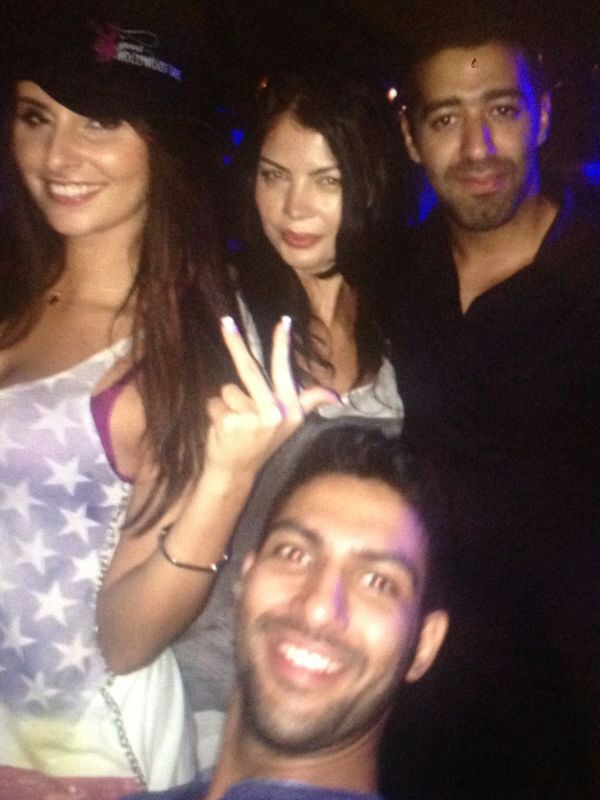 Bruneta este prezenta la petrecerile seicilor