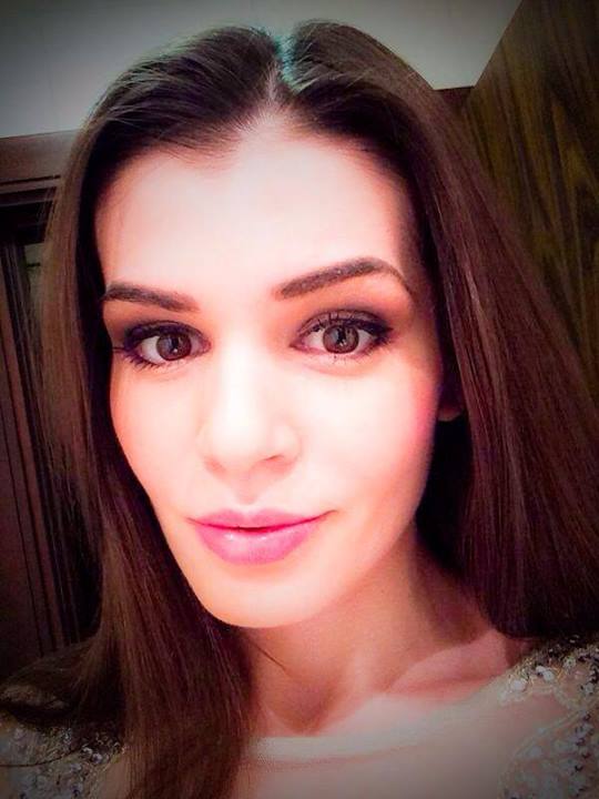 Moni s-a fotografiat la prima ora, dar este foarte palida