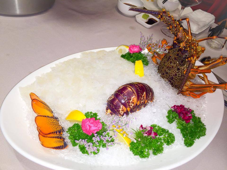 La prima ora, vedeta mananca homar si alte delicatese