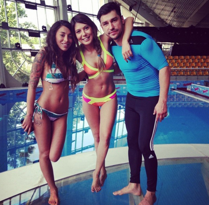 Ruby, la piscina alaturi de 2 prieteni