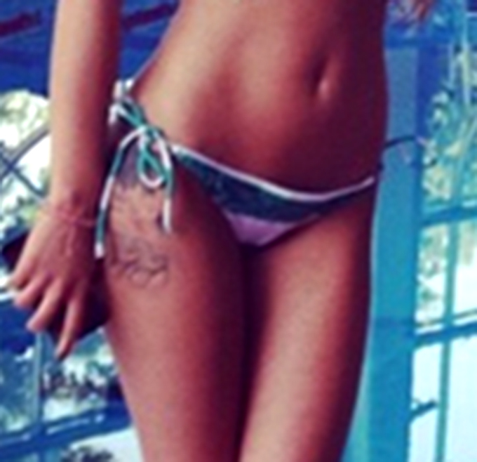 Cum costumul de baie era cu 2-3 numere mai mici, Ruby a scapat un detaliu demn de filmele XXX