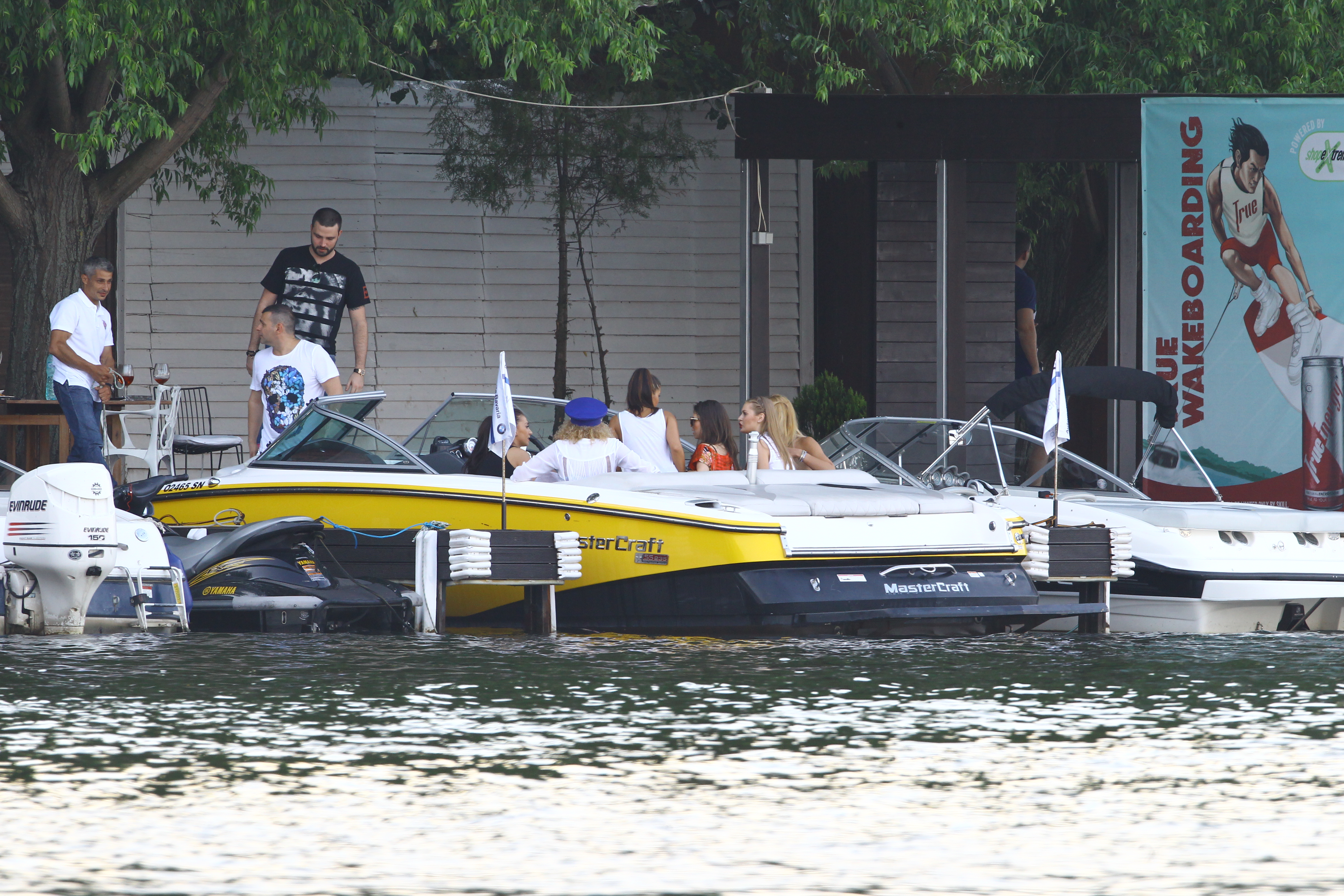 Al Zuhair urca in barca alaturi de un prieten si de tinere