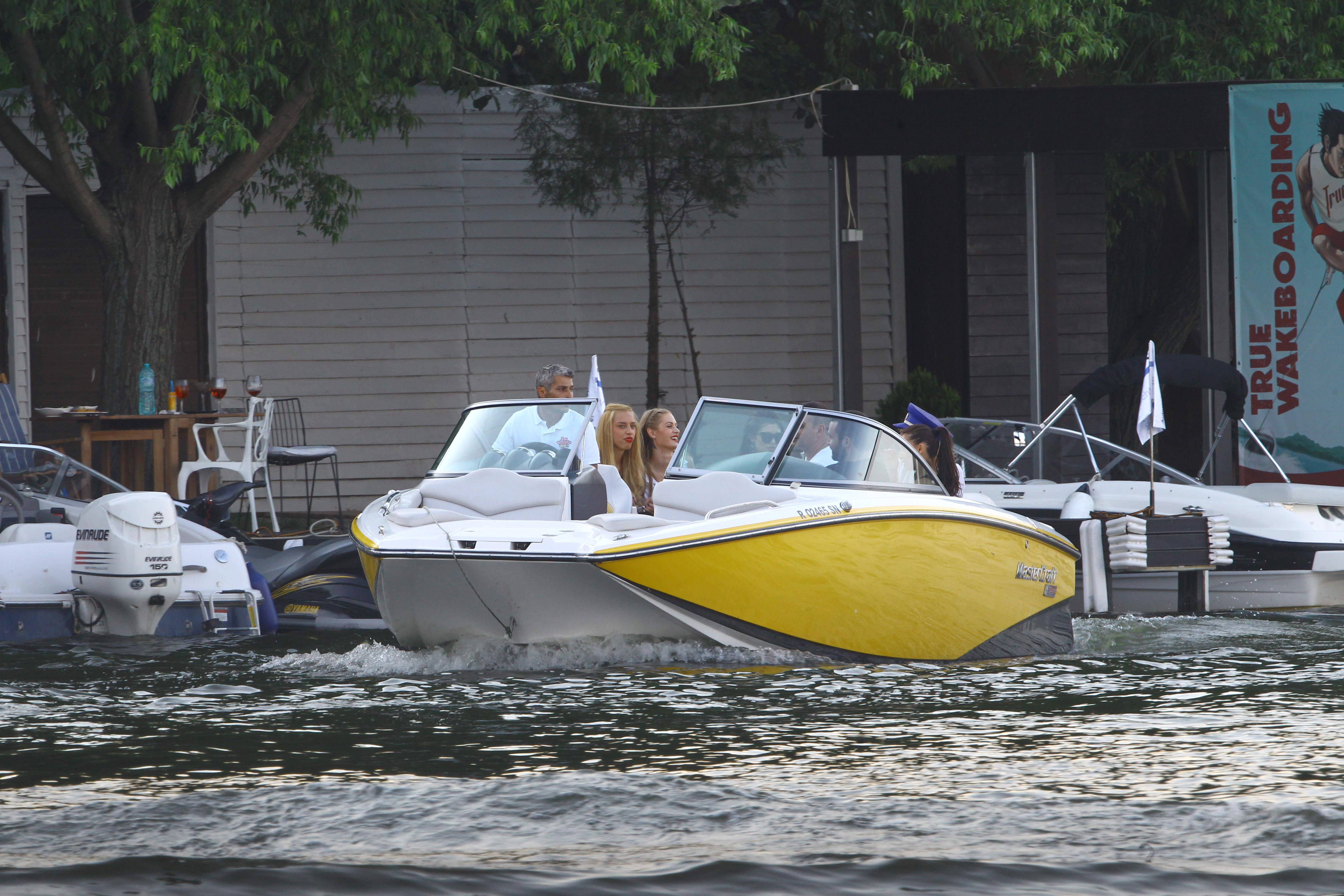 Fetele sunt extrem de incantate in prezenta lui