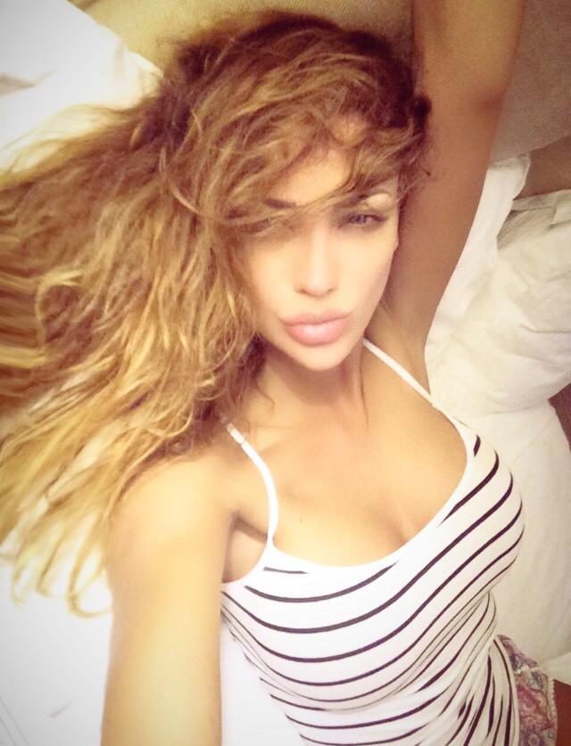 Bianca incearca sa isi ascunda suferinta