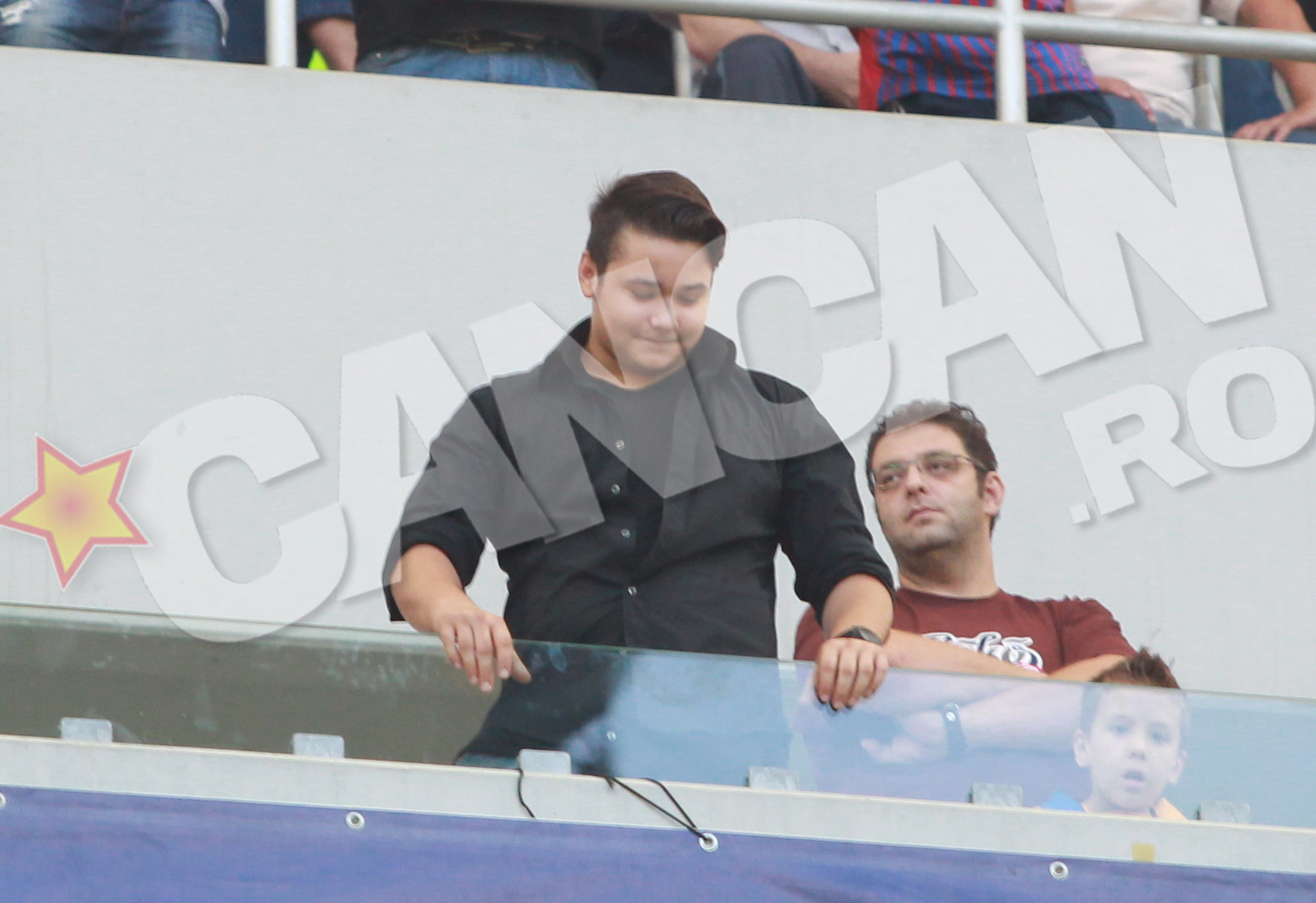 Pe stadion, Patrick a mers singur, ca un baiat mare