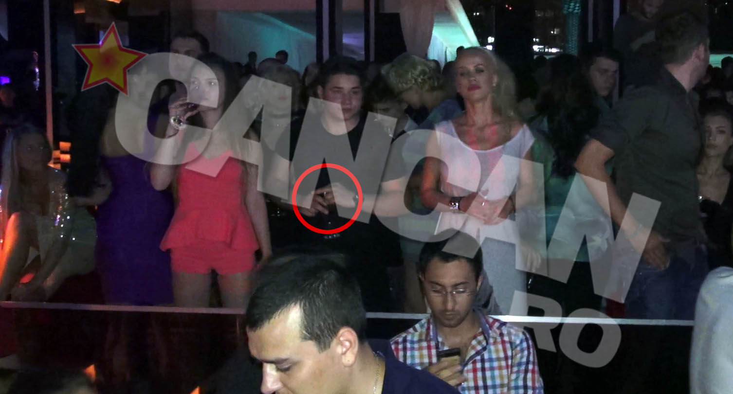 Cateva secunde mai tarziu a repetat semnul, dar executand o alta miscare