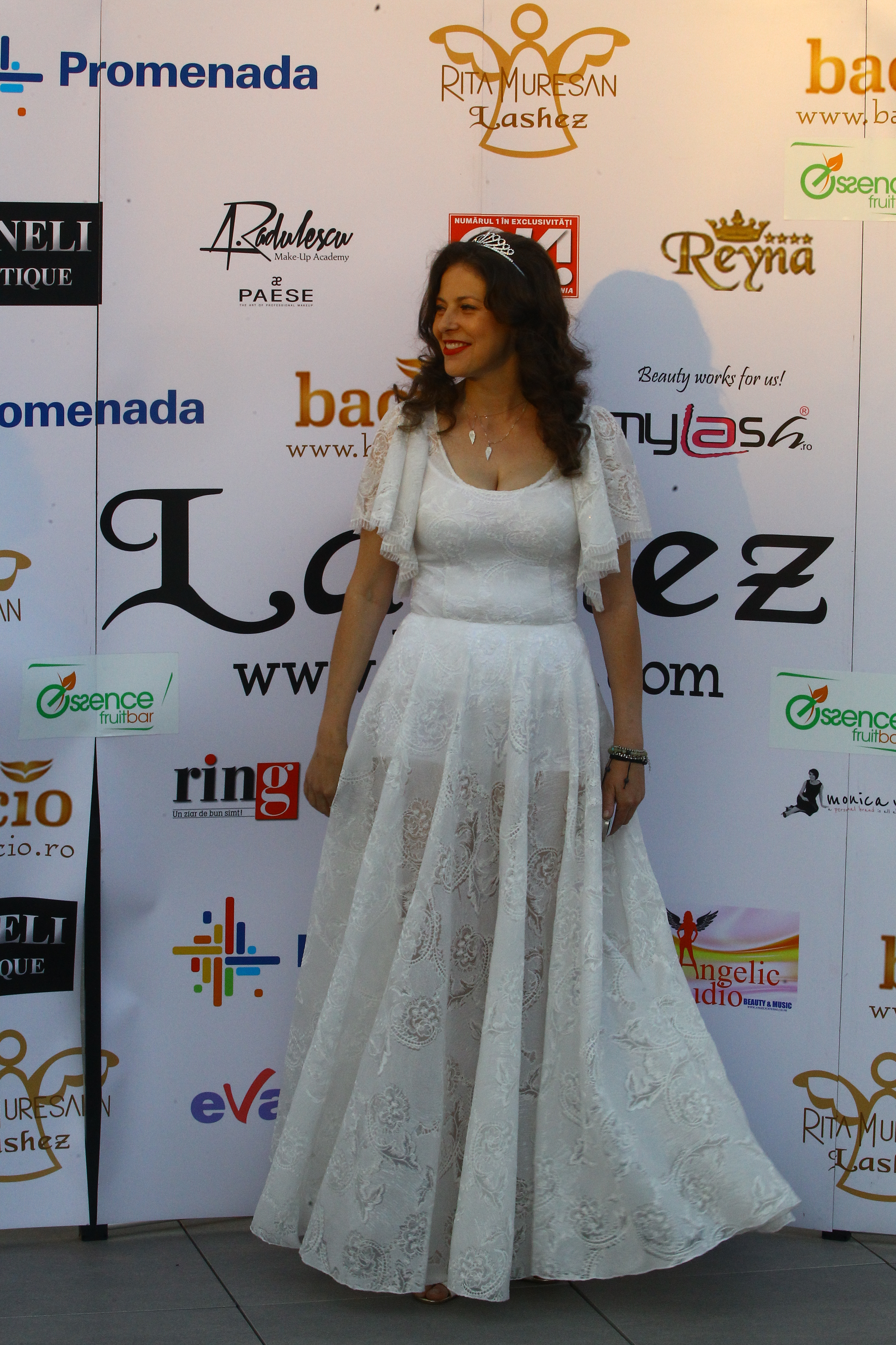 In rochie alba, semitransparenta, Rita arata impecabil