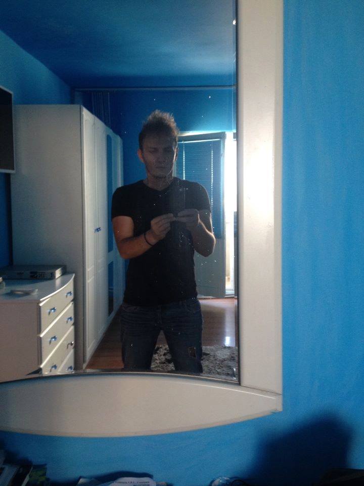 Fanii au facut glume pe seama cantaretului si a parului sau