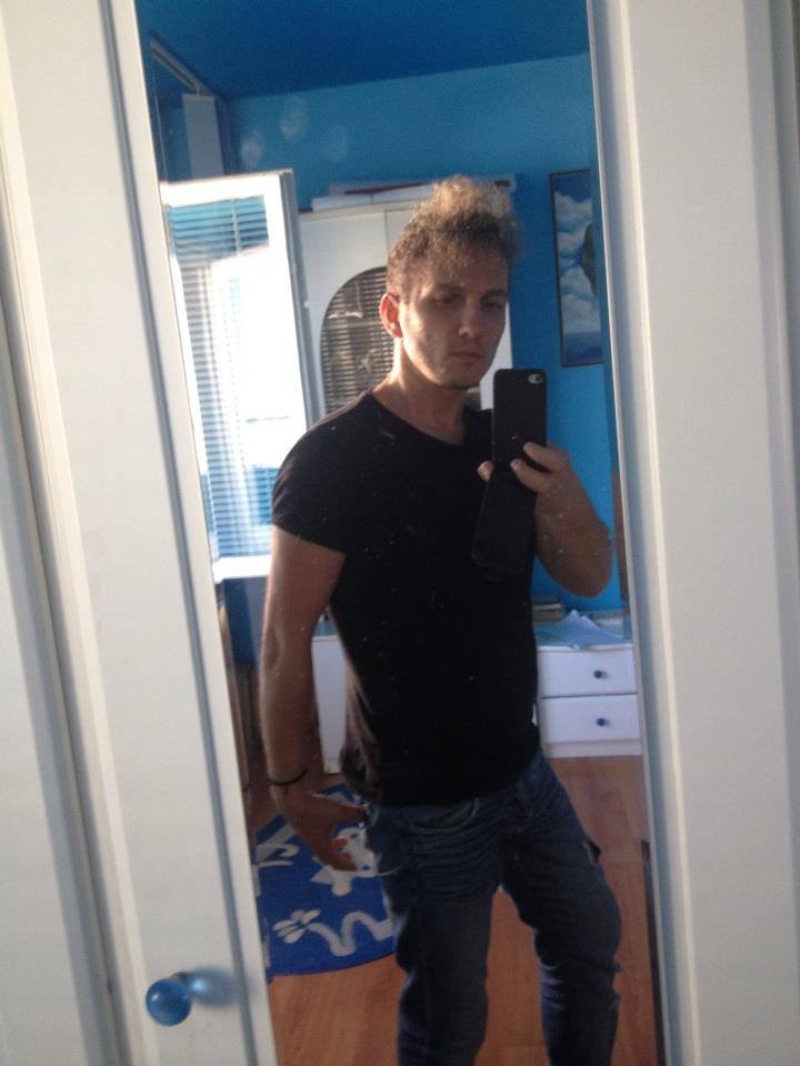 Mihai s-a laudat ca parul sau masoara deja 10 centimetri