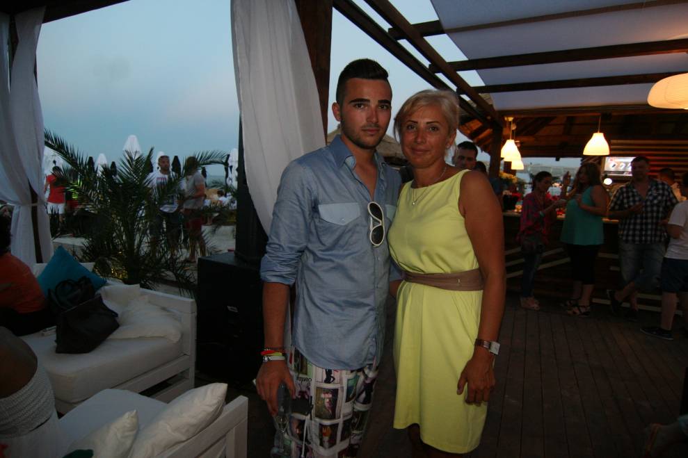 Mama lui Raducu ii trimite tanarului saptamanal pachete cu mancare in Marea Britanie