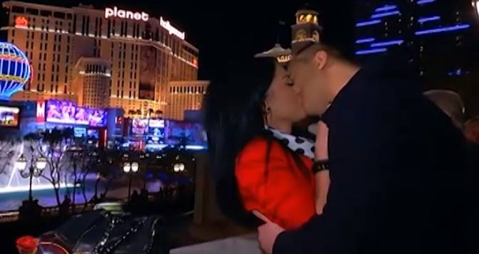 Andreea l-a sarutat de bunavoie pe Gabi