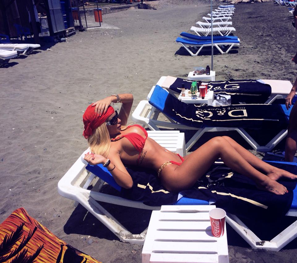 Loredana Chivu a mers la plaja intr-un costum de baie rosu ca focul