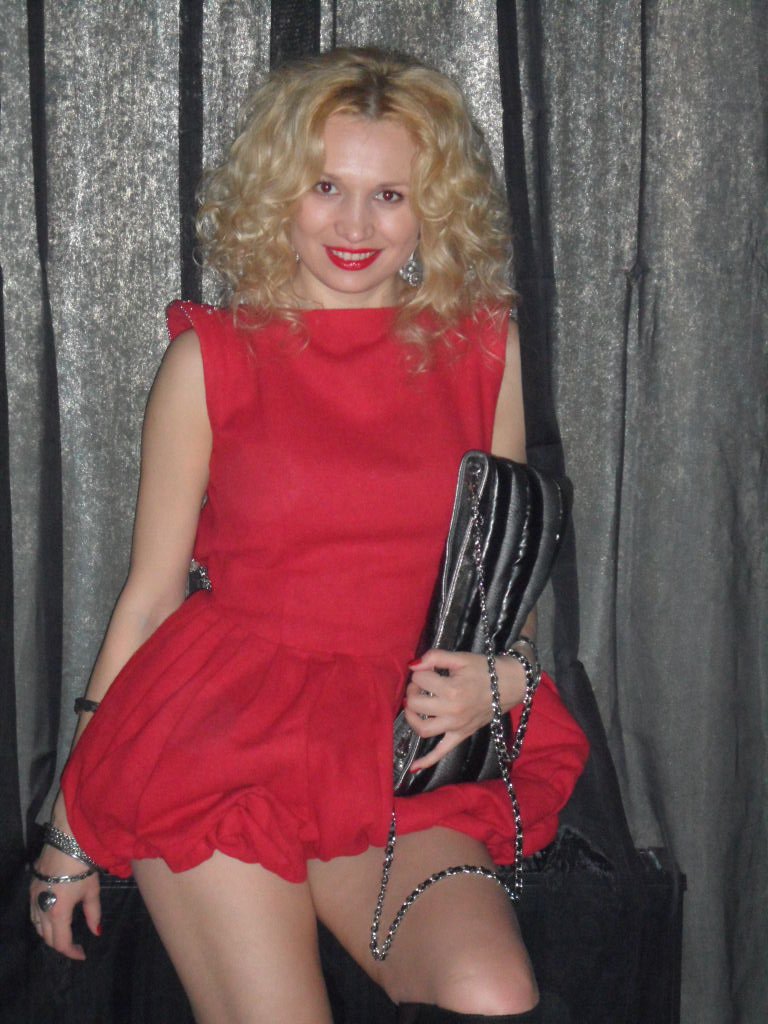 Elena locuieste la Brasov si detine un salon de infrumusetare