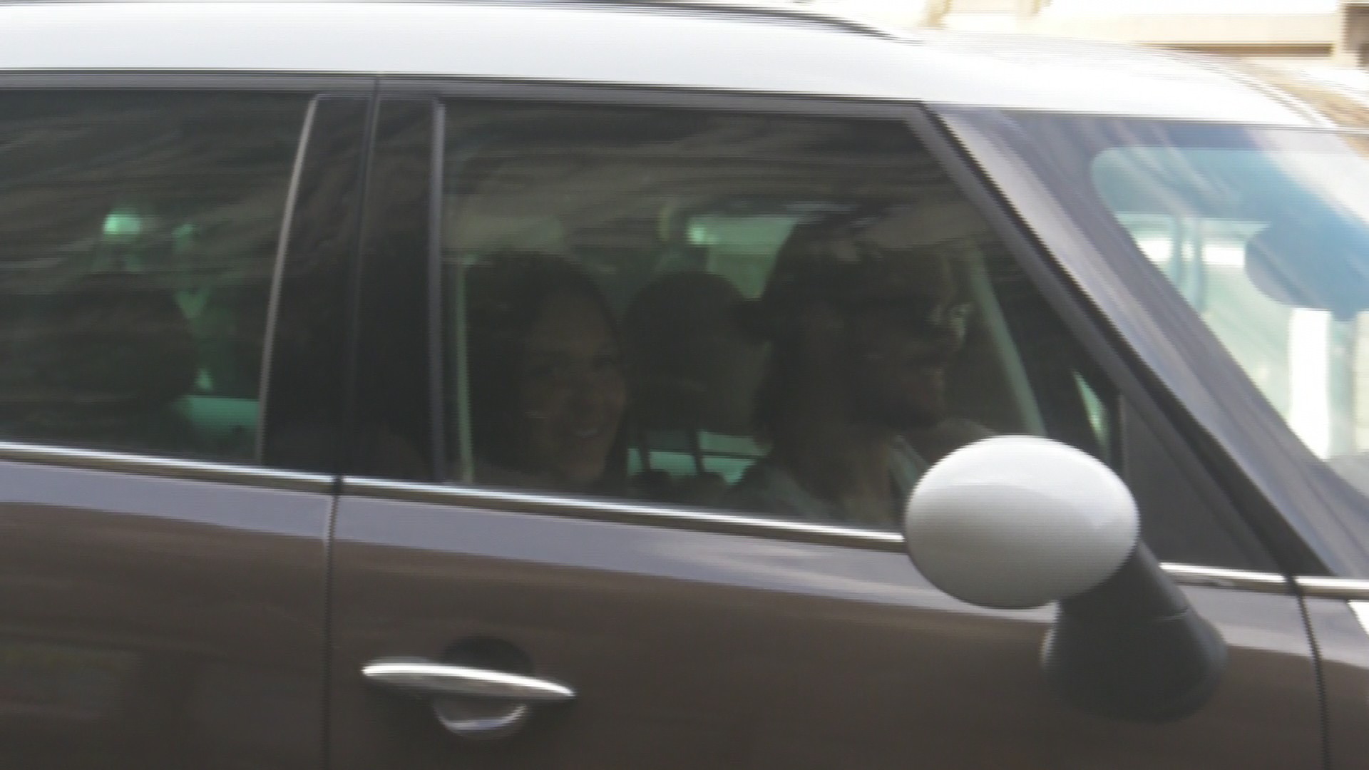 Artistul a facut-o sa rada cu gura pana la urechi