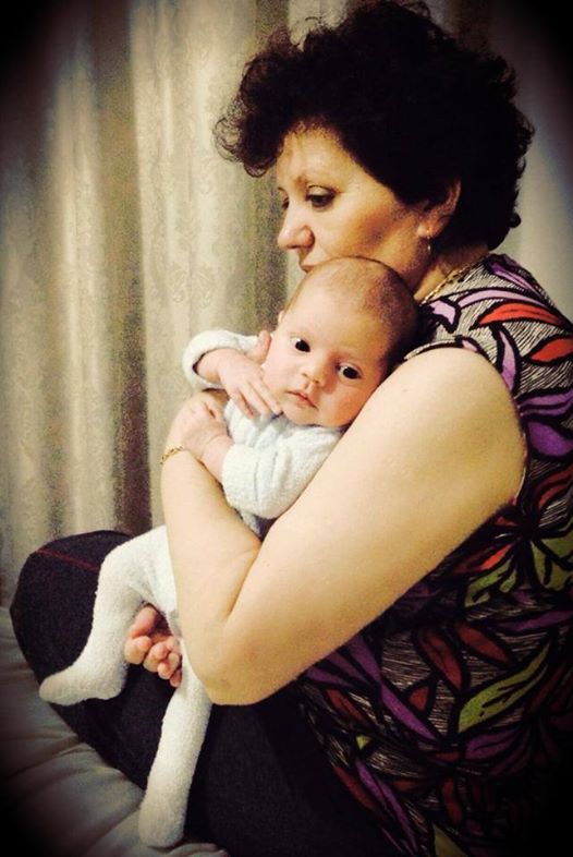 Mama Celiei o ajuta pe cantareata cu bebelusul