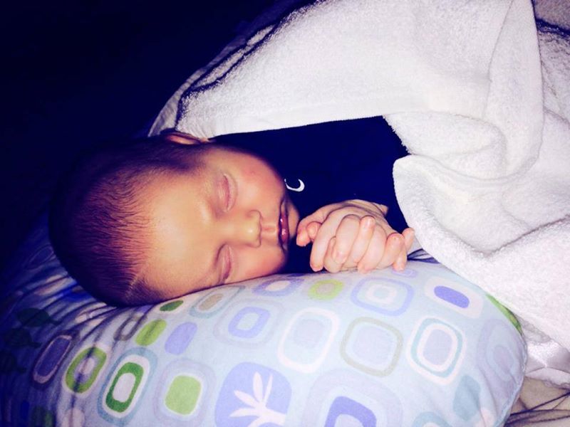 Bebelusul Celiei doarme cu mainile impreunate ca intr-o rugaciune