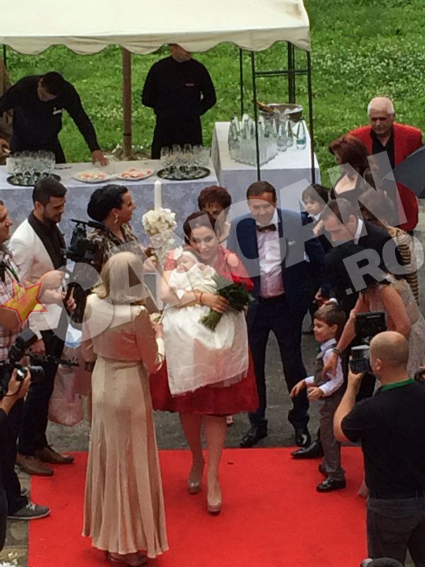 Oana a purtat o rochie rosie, la botezul Mariei Isabela