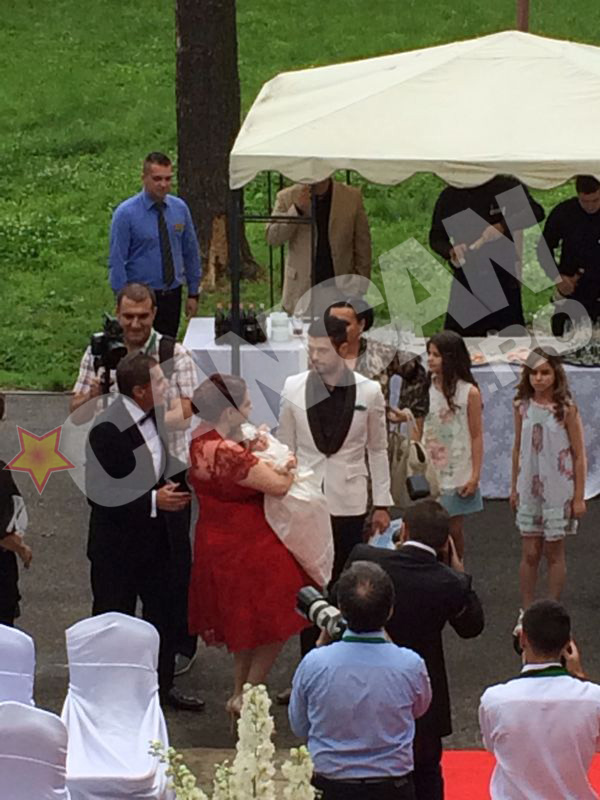 Oana a facut si ea poze alaturi de fetita ei, inainte de botez