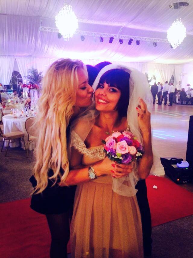 Dupa ce a prins buchetul si si-a pus voalul, Andreea pare si mai aproape de propria nunta