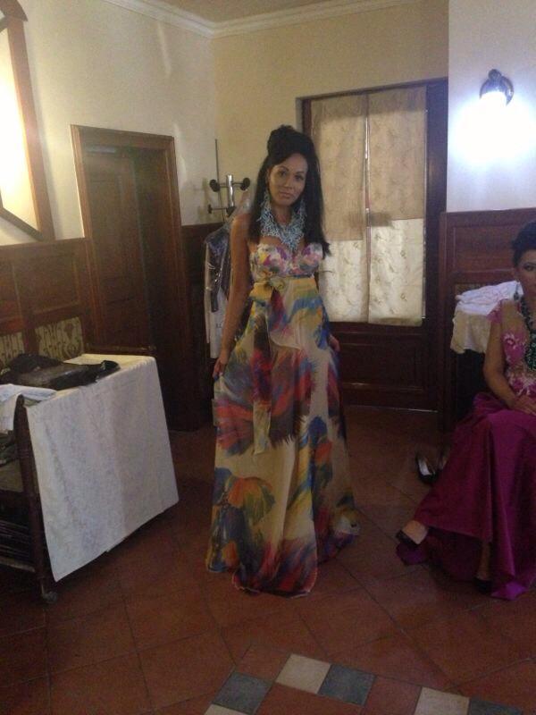 Bruneta poate sa mearga fara probleme pe tocuri de 15 centimetri, desi a avut bazinul fracturat