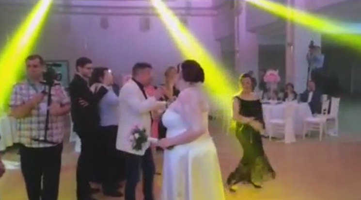 Gabriela Cristea si-a disputat buchetul cu o jurnalista