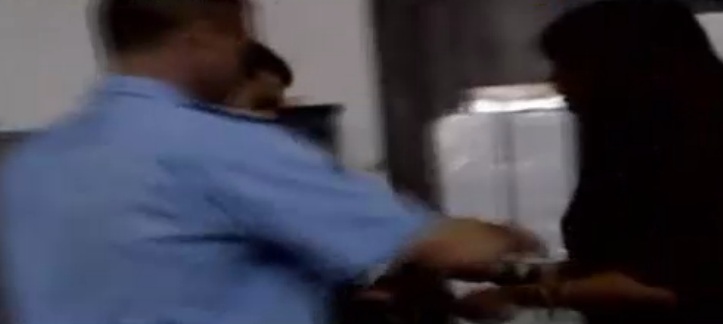 Mihaela Radulescu a fost filmata in timp ce il agresa pe operator